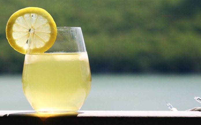 Agua y limón Agua y limón