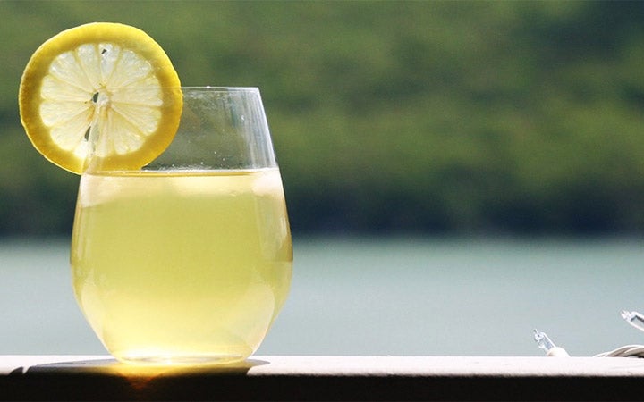 Agua y limón