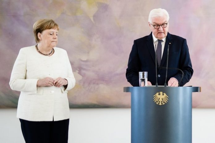 Angela Merkel tiembla Angela Merkel tiembla