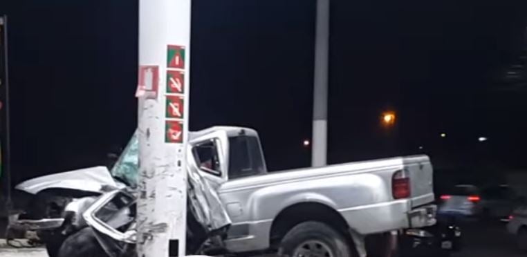pick-up choca contra bomba de gasolinera en Puerto Cortés
