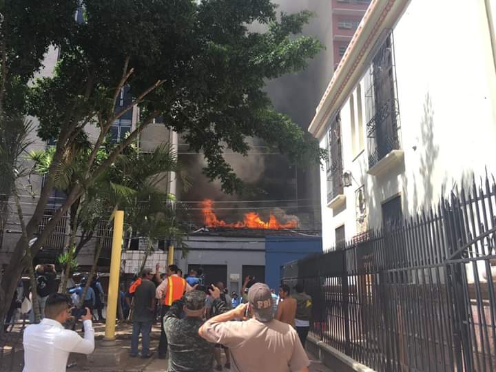 Incendio consume negocios aledaños al edificio Midence Soto en Tegucigalpa