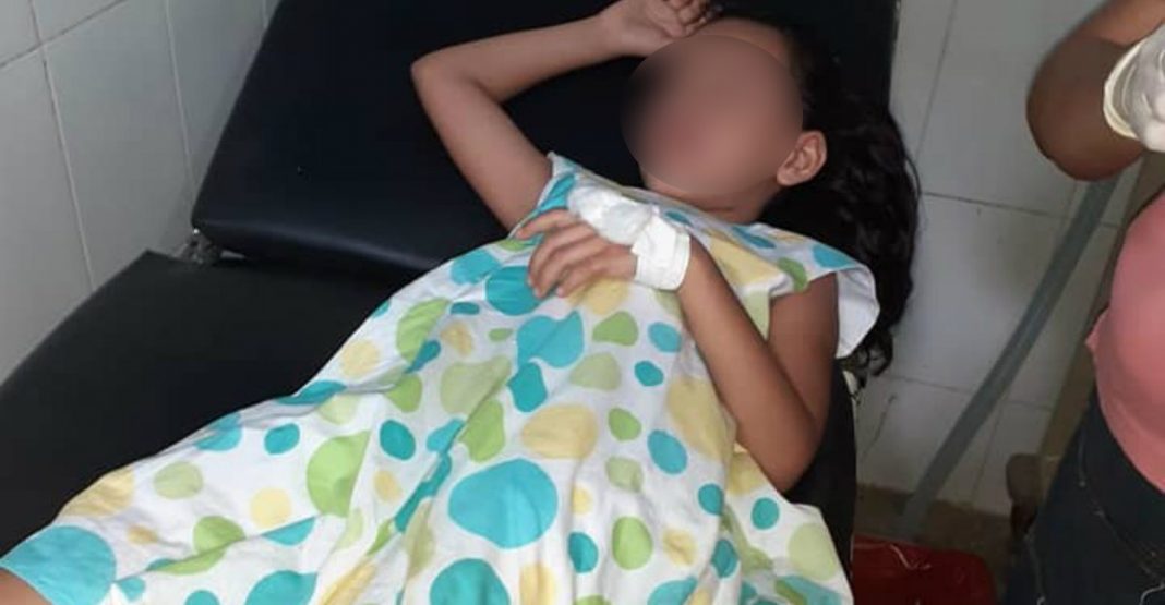 niña golpeada con palo de piña en Colón