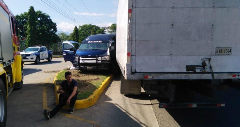 Brutal colisión entre camión y bus «rapidito» deja 10 heridos en Naco, Cortés
