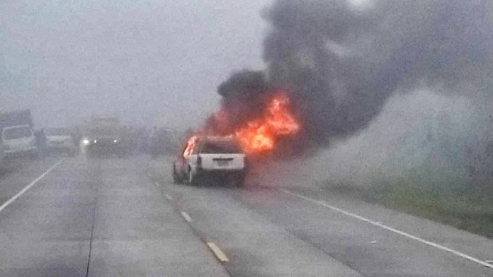 Taxi incendiado en carretera al sur