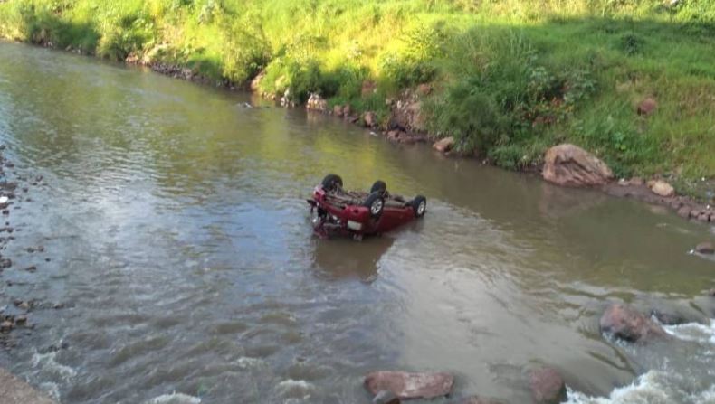 carro en río Choluteca