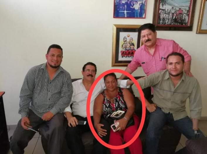 En redes sociales circula esta fotografía en la cual aparece Mel Zelaya junto a Aleya Xiomara Huete.