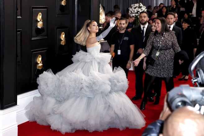 La cantante Ariana Grande saluda a los fotógrafos a su llegada a los Premios Grammy 2020
