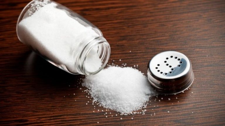 Comer mucha sal debilita el sistema inmunológico; ¿Cuánto se recomienda?