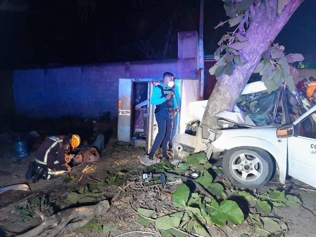 carro choca contra árbol en Villanueva