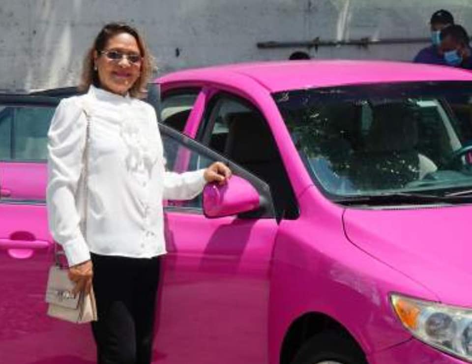 Doña Emérita mujer taxista
