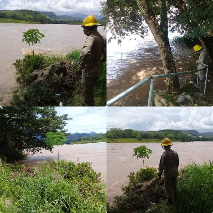 Los bomberos han inspeccionado el caudal del río en algunos municipios aledaños.