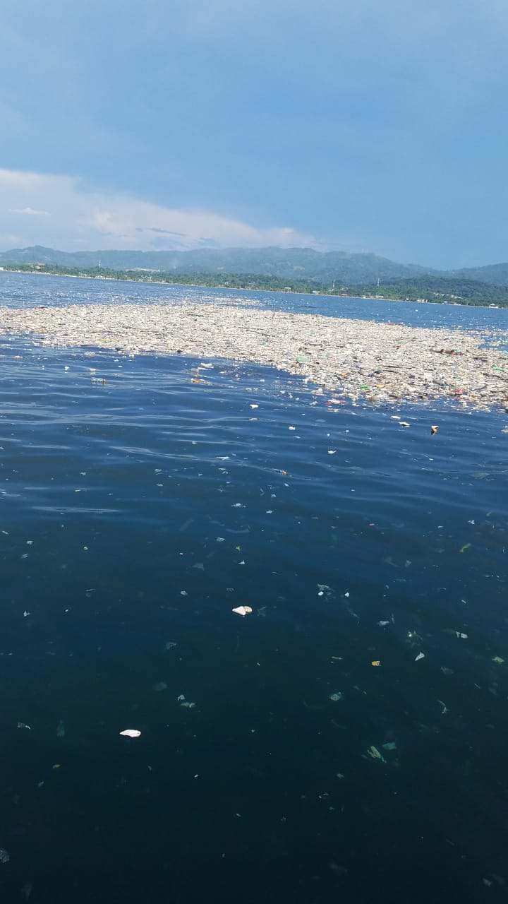 La basura flota en aguas marítimas de Honduras.