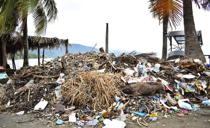 aumenta basura en playas de Omoa