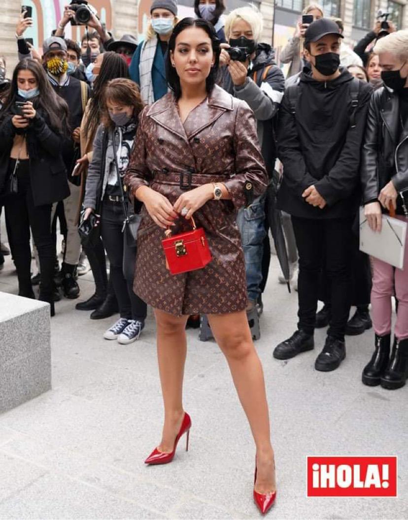 Georgina Rodríguez modeló con un minúsculo vestido de Louis Vuitton y sin  querer se le vio esto