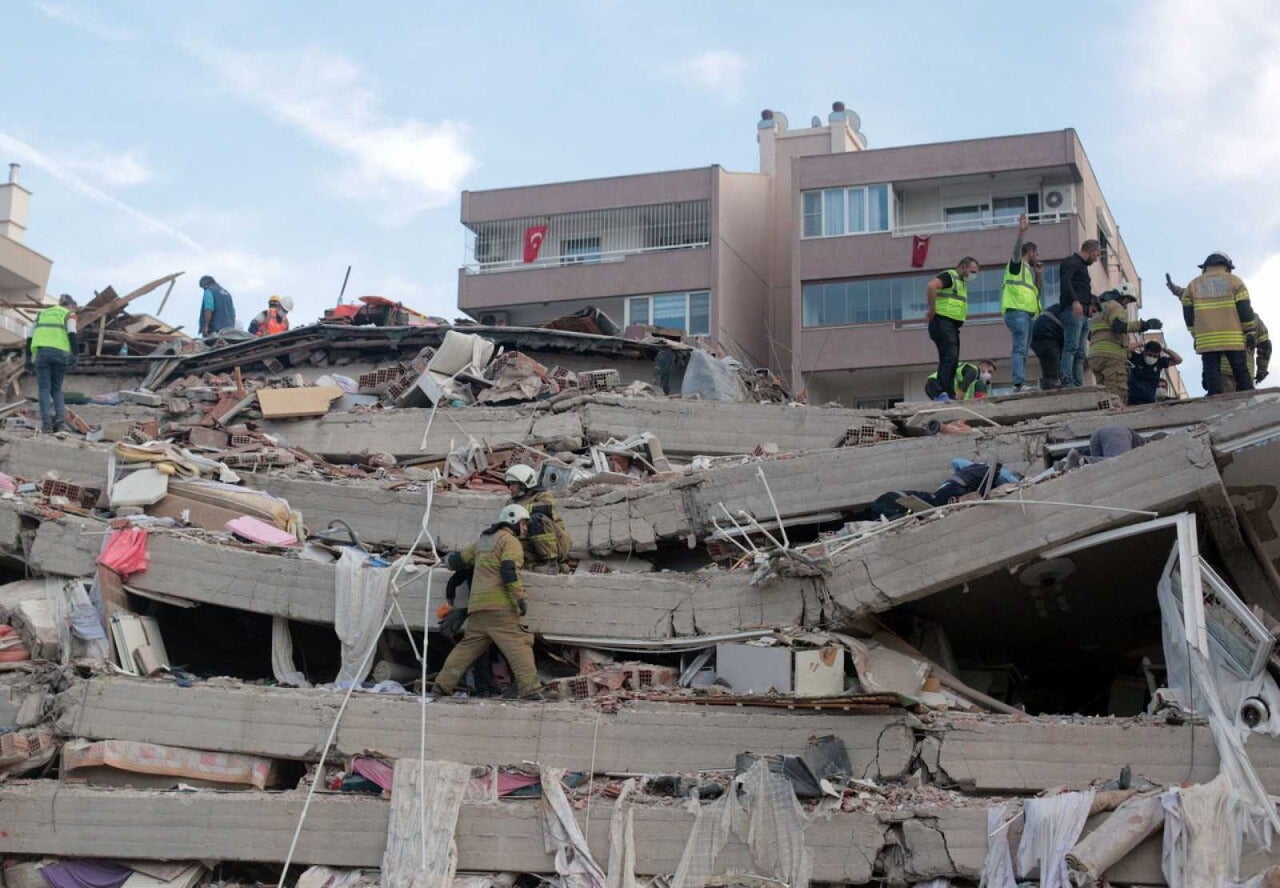 Decenas De Muertos Y Heridos: Estragos De Fuerte Terremoto En Grecia Y ...