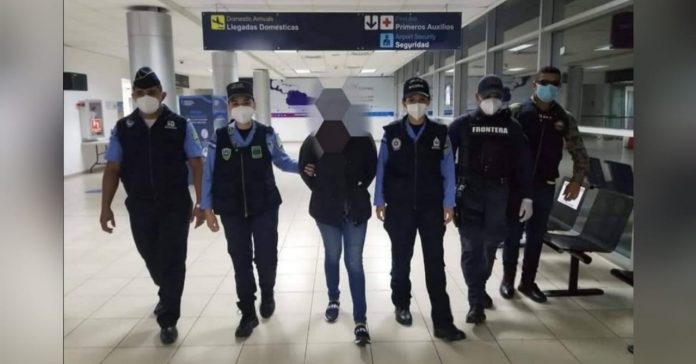 arrestan mujer con 30 mil dólares en Toncontín arrestan mujer con 30 mil dólares en Toncontín