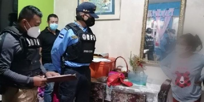 mujer acusada explotación sexual de niña mujer acusada explotación sexual de niña