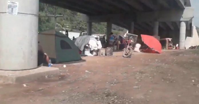 hondureños bajo puente de Chamelecón hondureños bajo puente de Chamelecón