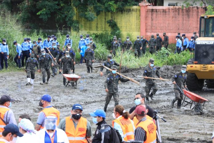 Ante los daños de Eta y Iota en el país, el Gobierno lanzó este domingo la segunda fase de los operativos de limpieza en el Valle de Sula.