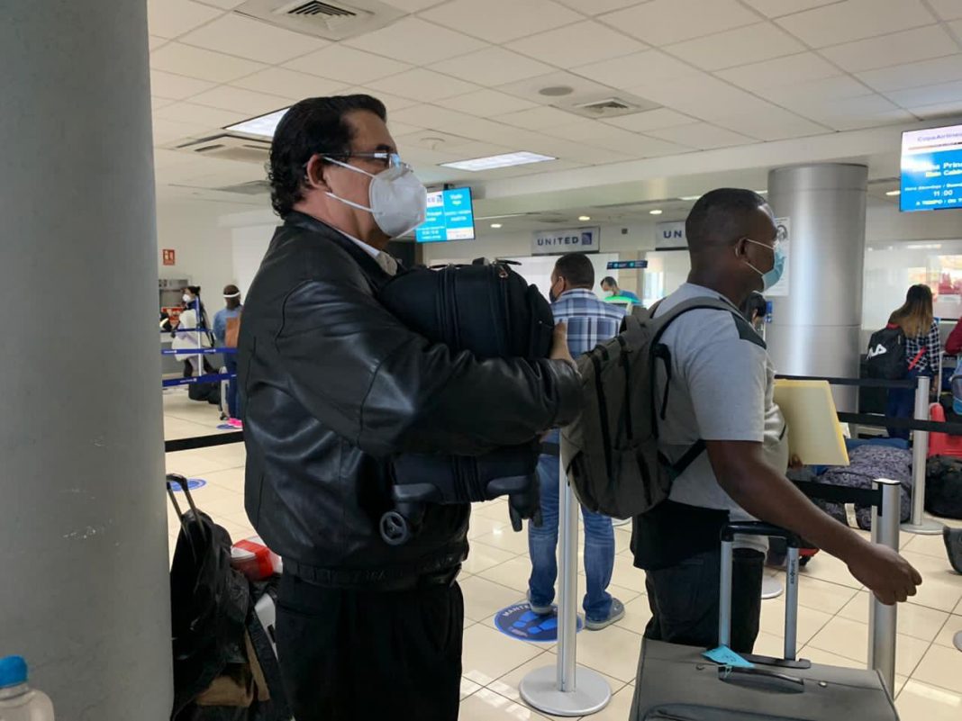 Expresidente Zelaya sale hacia México