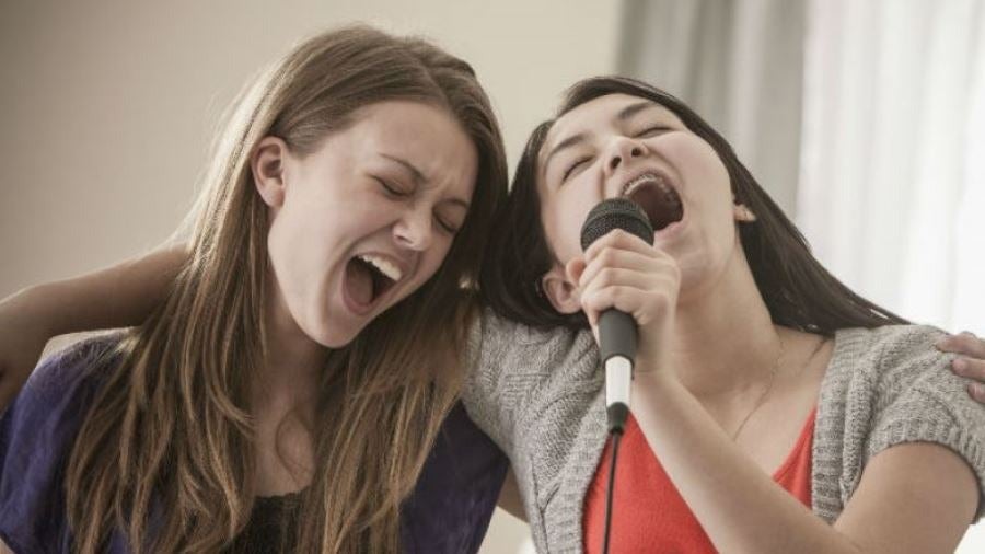 mujeres que cantan felices