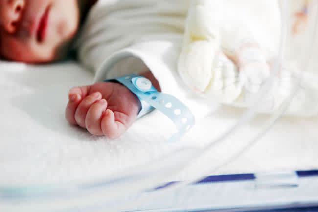 bebe nace con anticuerpos