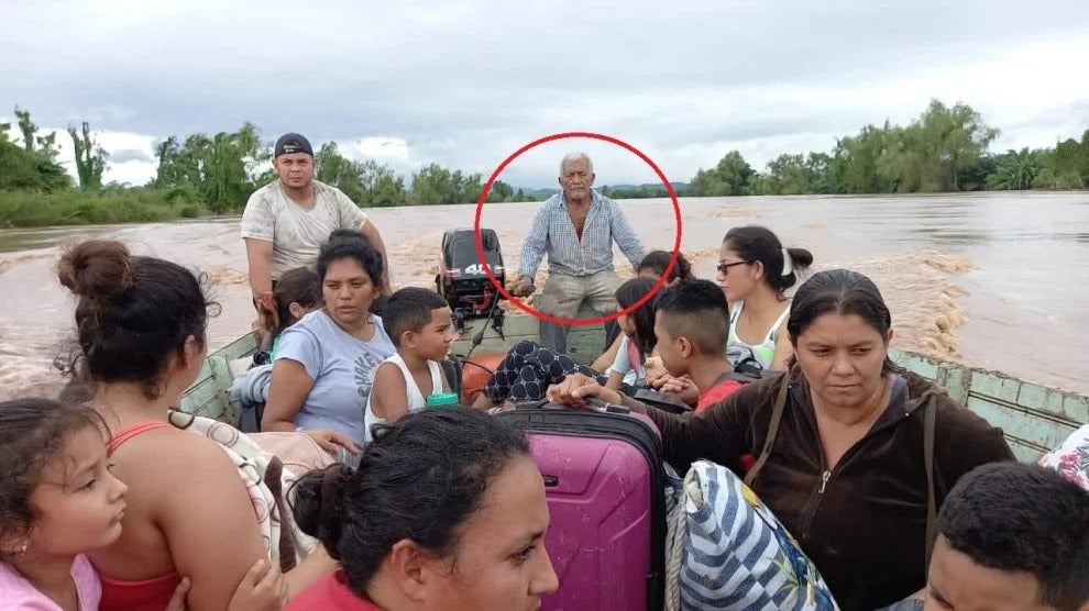 “Juancito” es el señor de 75 años que rescató a las personas que estaban atrapadas por las inundaciones en un campo bananero de El Progreso.