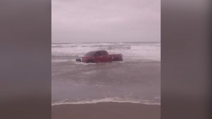 vehículo atrapado playa Tela