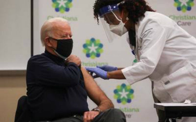 Joe Biden recibe vacuna