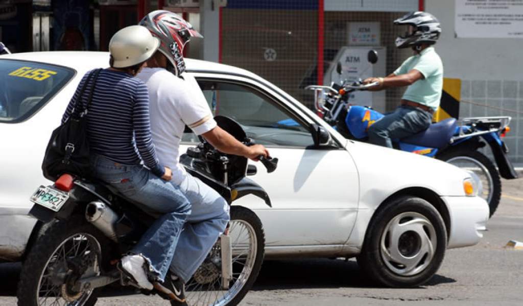 Honduras dos hombres en moto