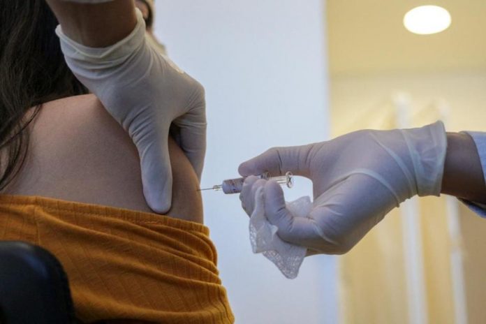 La galena recalcó que esta vacuna no será definitiva para frenar la propagación del coronavirus entre las personas.