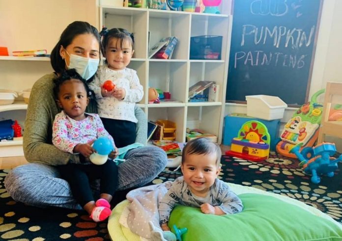 Katerine Valderramos consiguió la licencia como Cuidadora Infantil del Estado de California e inició su negocio: Tiny Seeds Daycare.