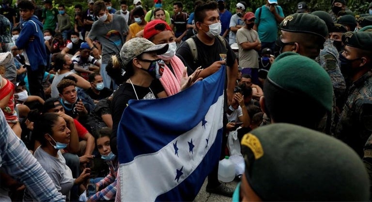 migrantes hondureños barricada en Guatemala