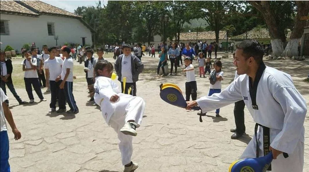 campeón Taekwondo rescatar niños