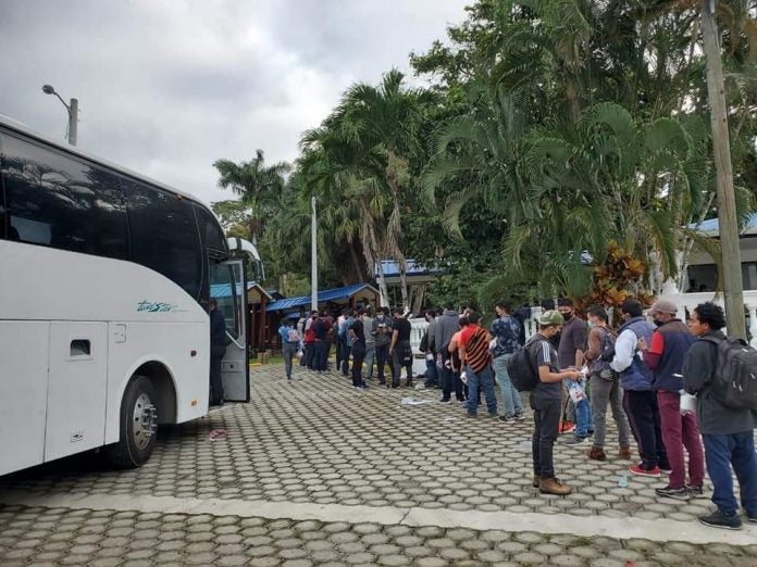En total 172 hondureños llegaron al Centro de Atención al Migrante Retornado (CAMR) de Omoa, Cortés.