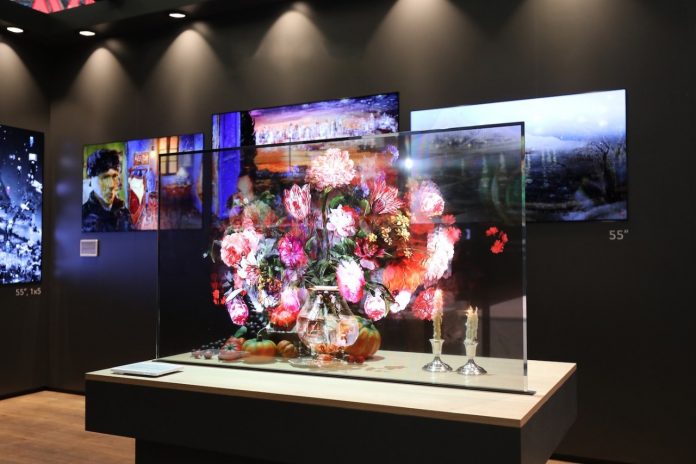 Este televisor incorpora una solución de sonido en el marco y puede alcanzar una transparencia del 40%.