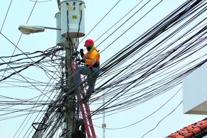 Las dos empresas encargadas de la energía eléctrica en el país, ENEE y EEH, no publicaron en sus sitios oficiales algún aviso de interrupción del servicio.