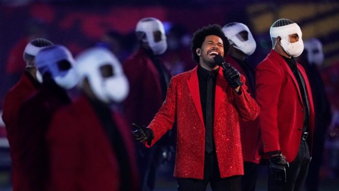 The Weeknd tomó el escenario del Super Bowl LV para armar un