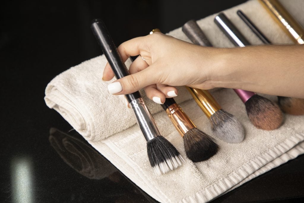 Cómo limpiar las brochas de maquillaje paso a paso y evitar infecciones en  la cara