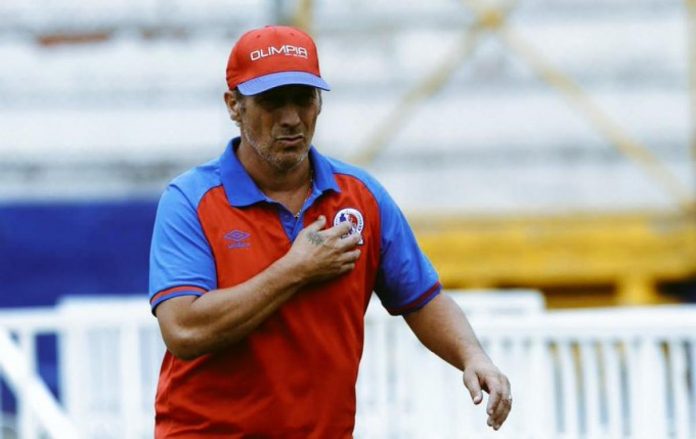Pedro Troglio sumó su séptima victoria en clásicos frente a Motagua, este record lo ha conseguido en once juegos dirigidos contra los Ciclones. Desde que llegó al país sólo ha perdido dos juegos ante los Azules.