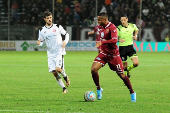 Con dos goles en 58 minutos, el hondureño Rigoberto Rivas fue figura y le dio la victoria a la Reggina 1-4 sobre el SPAL en el partido de la jornada 25 de la Serie B de Italia.