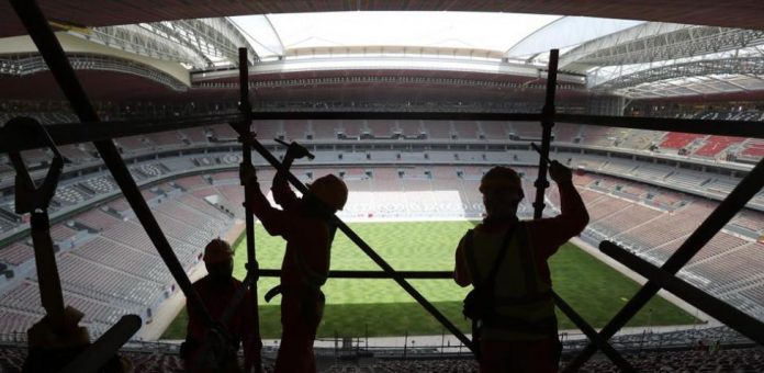 Un promedio de 12 trabajadores inmigrantes murieron cada semana desde diciembre 2010, cuando Qatar fue elegida anfitriona del Mundial.