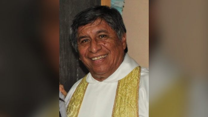 padre Rudy Mejía con COVID-19
