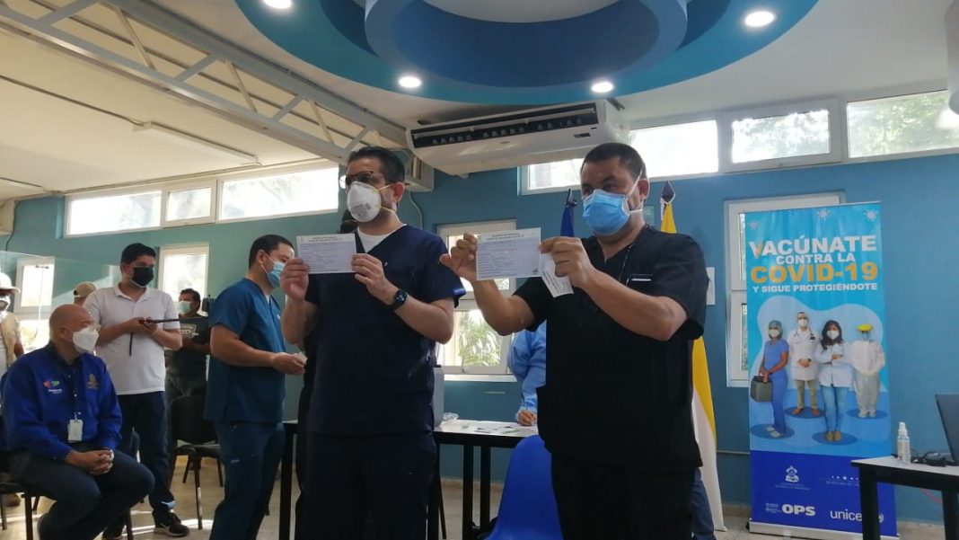 Doctor Díaz y Umaña reaccionan tras ser vacunados