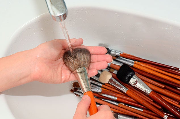 Cómo limpiar la brocha de maquillaje de una forma fácil y rápida