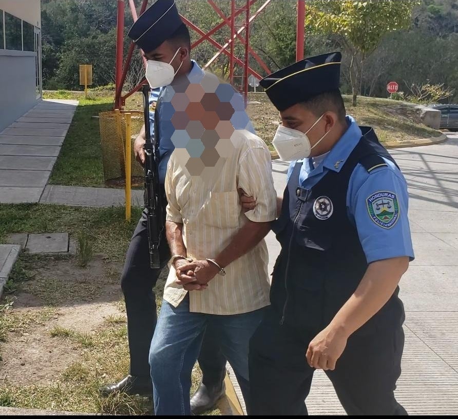 Anciano es detenido por violar a su nieta de 8 años.