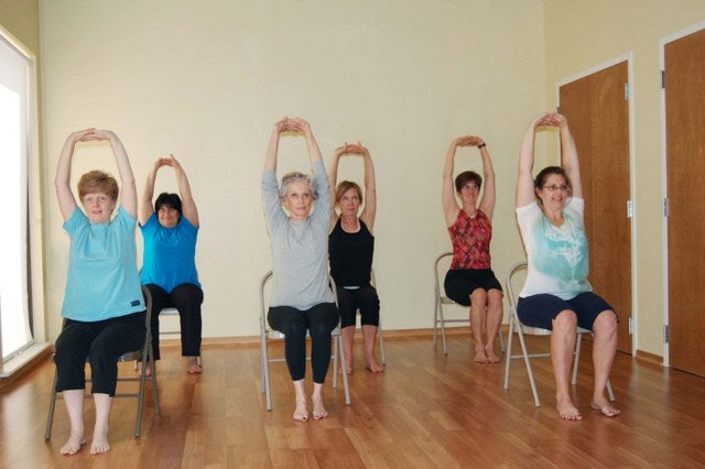ejercicios de yoga en silla para adultos mayores