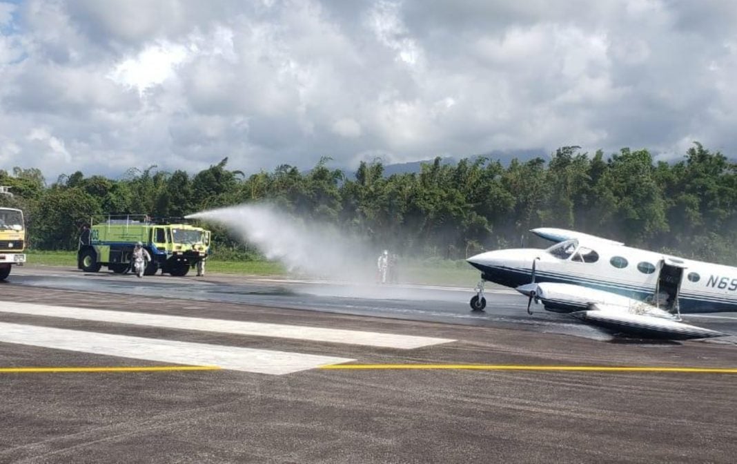 Avioneta aterriza en La Ceiba