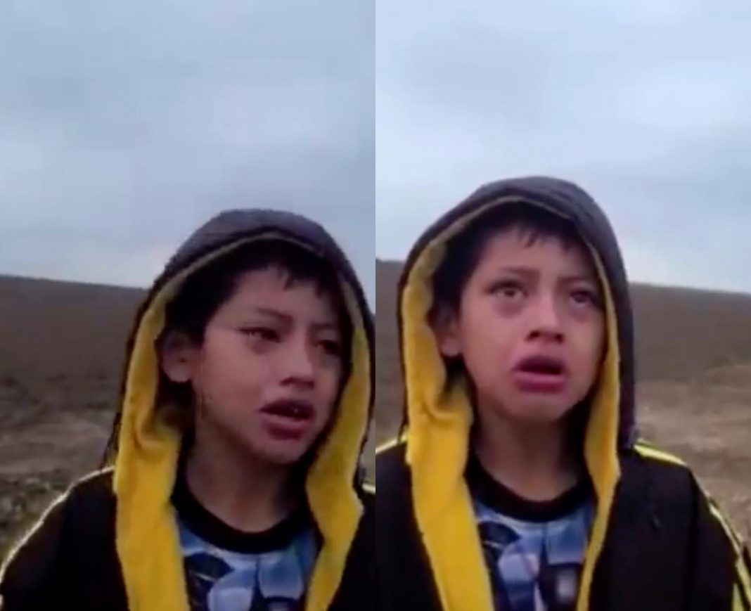 Niño migrante llorando en frontera