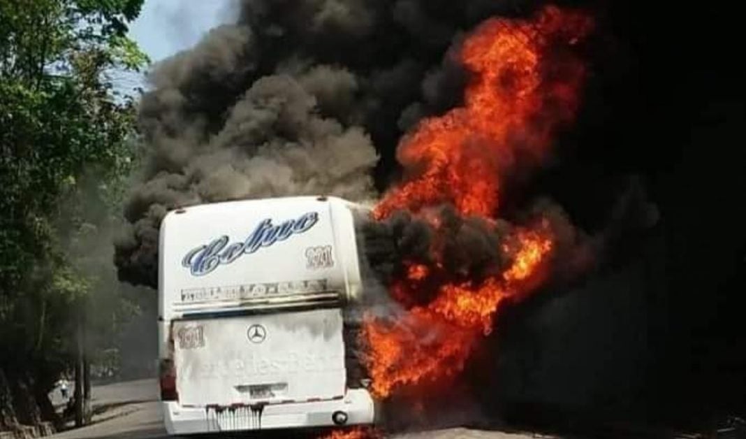Bus toma fuego en Colón